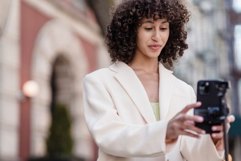 Ragazza con lo smartphone che crea contenuti, concetto di affiliazioni su Instagram