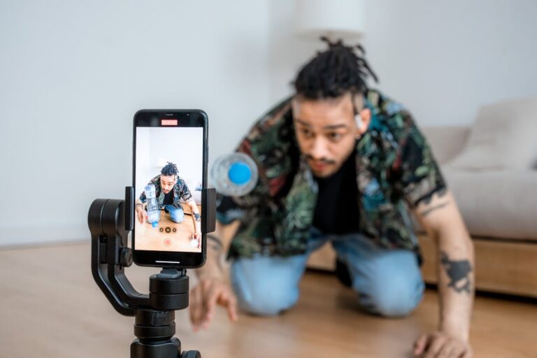 Persona che usa lo smartphone sui social, concetto affiliazioni senza sito