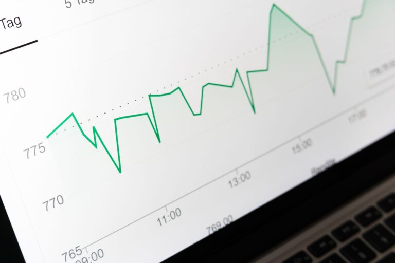 Grafico di crescita del traffico su un computer, concetto di aumentare le visite del blog