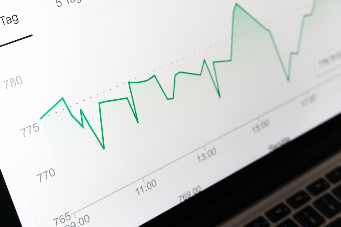 Grafico di crescita del traffico su un computer, concetto di aumentare le visite del blog