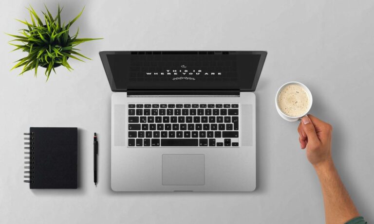 Computer portatile su una scrivania, concetto di affiliazioni passive con AutoAffiliate