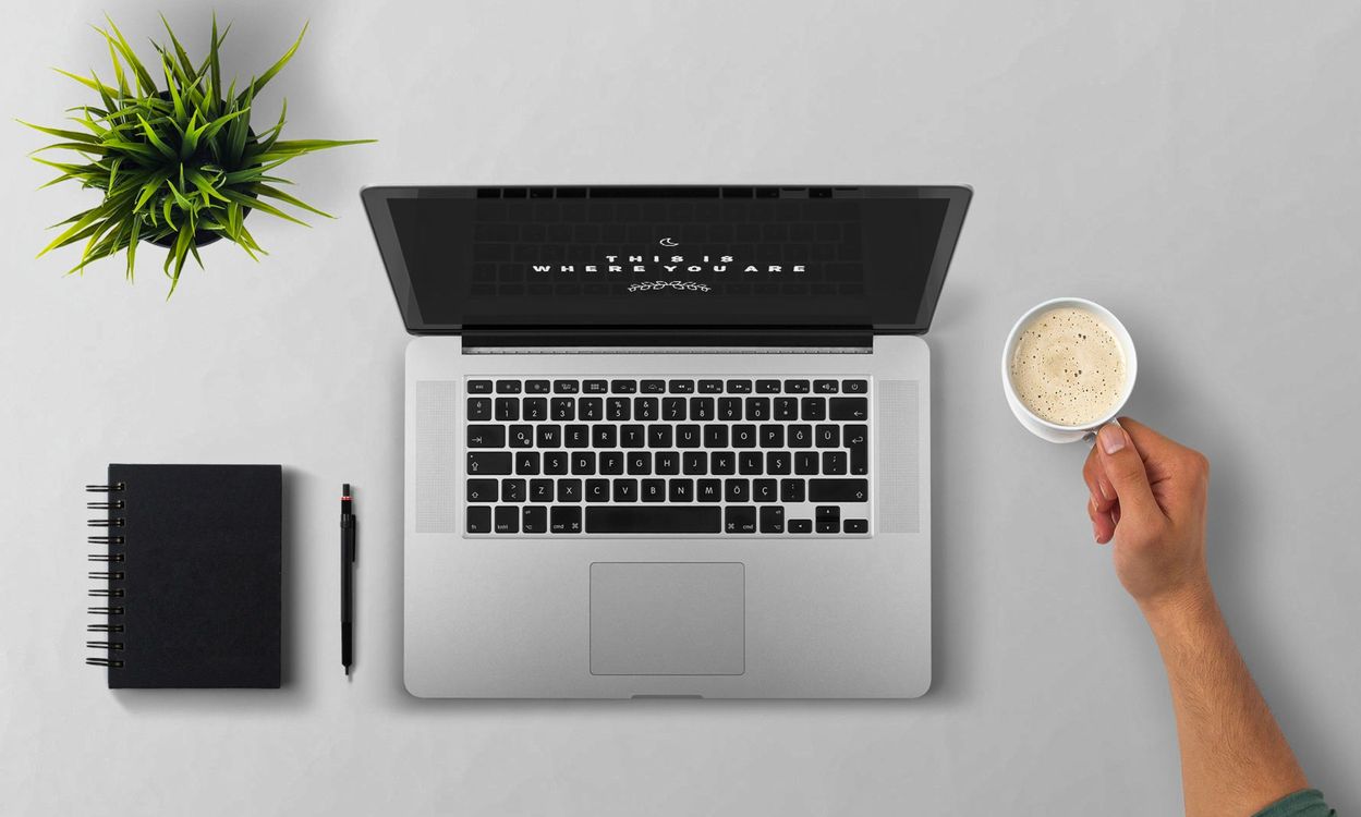 Computer portatile su una scrivania, concetto di affiliazioni passive con AutoAffiliate