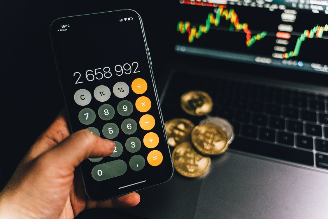 Grafico di criptovalute sullo smartphone, concetto di exchange Binance