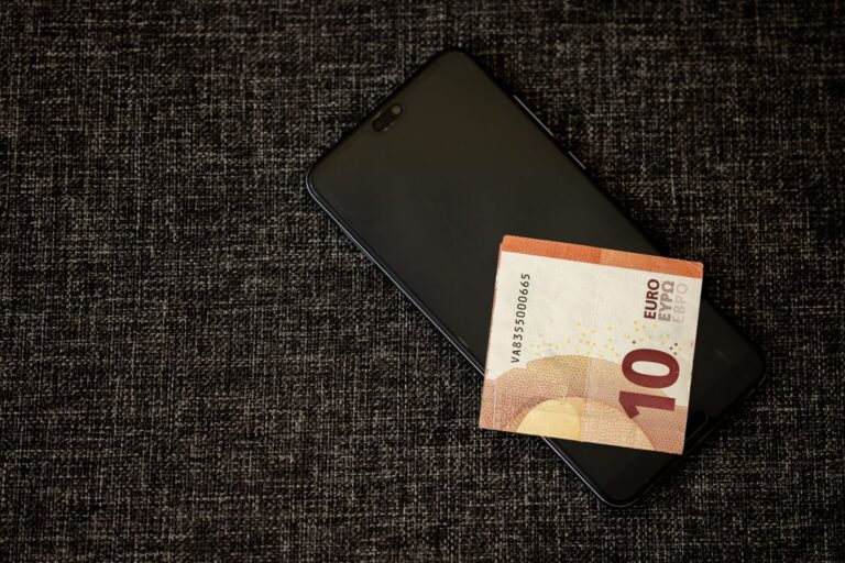 Cashback online: smartphone con banconota da 10 euro