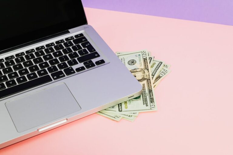 Laptop con banconote - come guadagnare online nel 2026