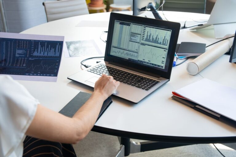Schema di strategia di marketing al computer, concetto di funnel di vendita