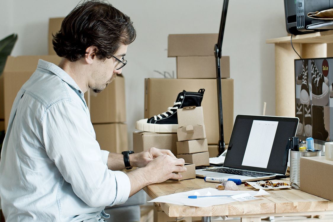 Pacchi e computer, concetto di negozio online in dropshipping