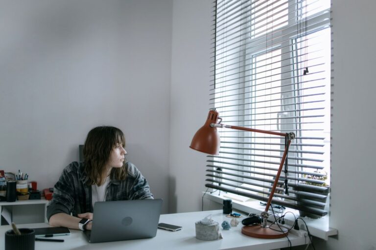 Freelance al lavoro al computer, concetto piattaforma Fiverr