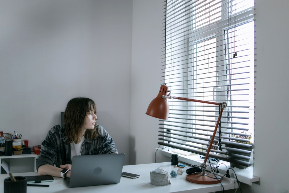 Freelance al lavoro al computer, concetto piattaforma Fiverr