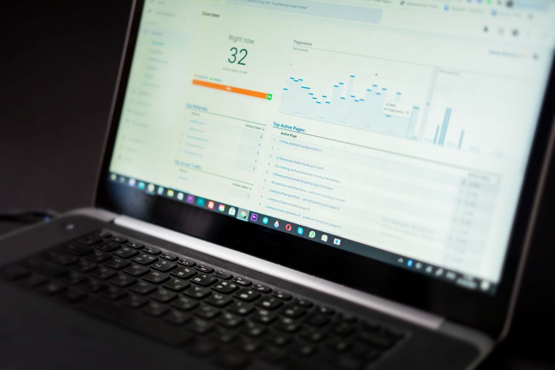 Schermo con piattaforma di marketing e statistiche, concetto suite all-in-one