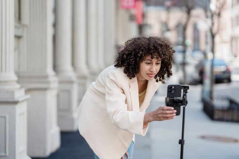 Ragazza che filma un video con lo smartphone, concetto di guadagnare con TikTok