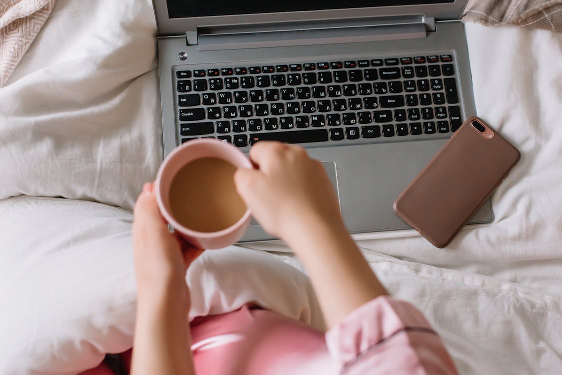 Persona che lavora da casa al computer portatile
