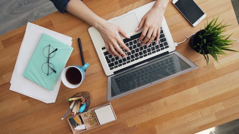 Persona che scrive al computer, concetto di guadagnare scrivendo articoli online
