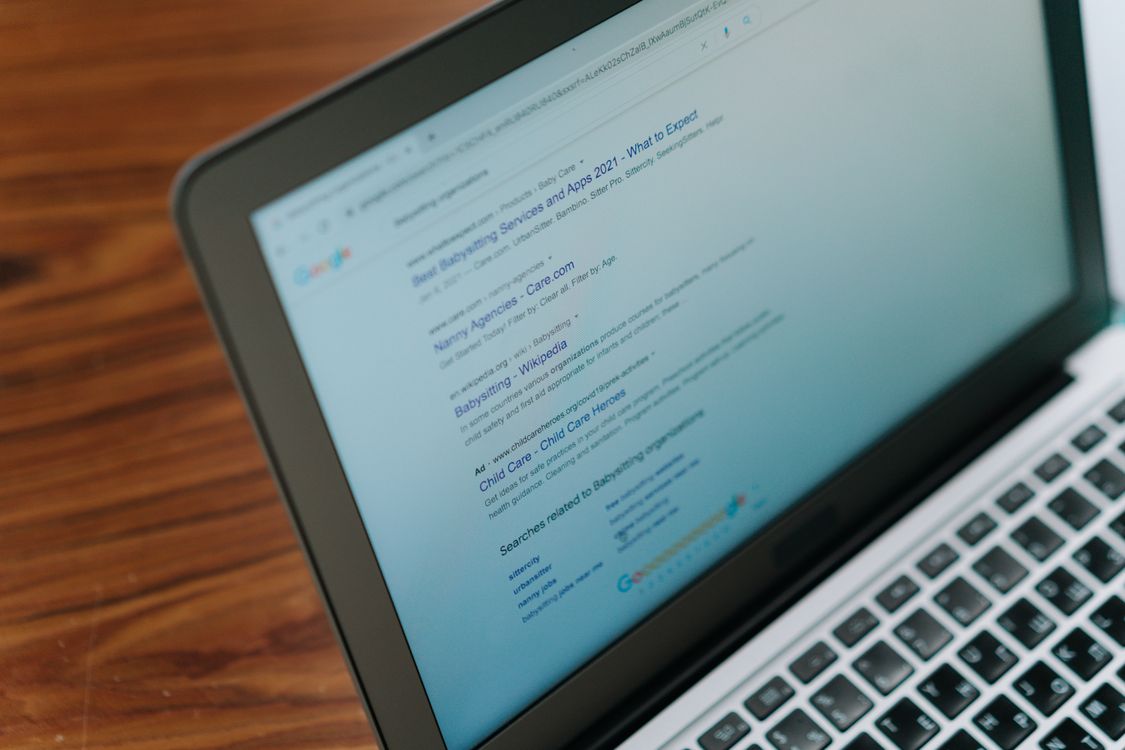 Ricerca delle parole chiave al computer per la SEO