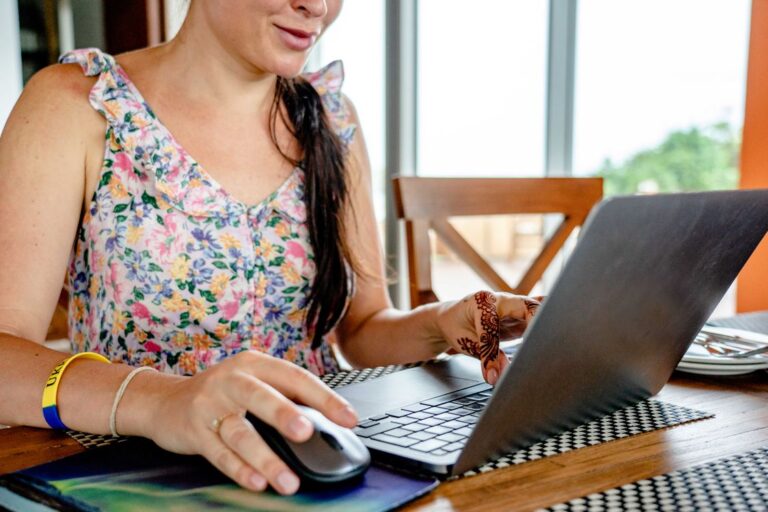 Persona che lavora online al computer, concetto di marketing di affiliazione