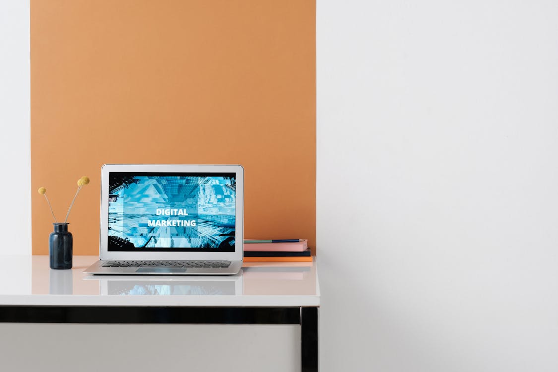 Postazione di lavoro con computer per gestire programmi di affiliazione