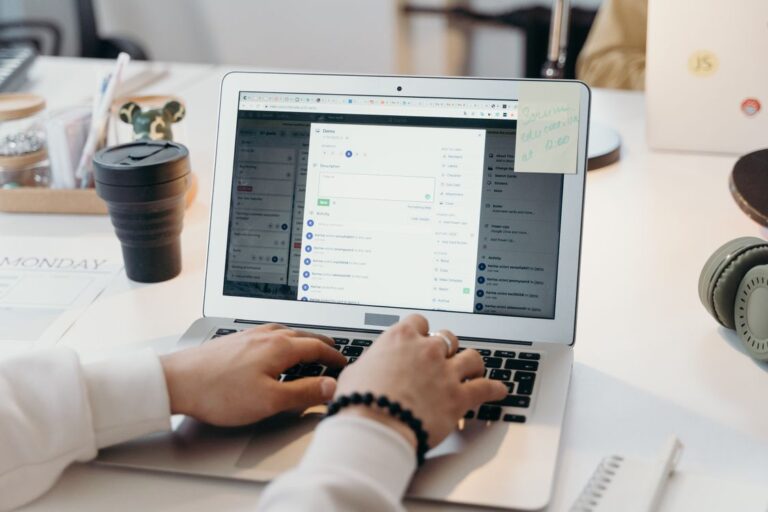 Computer con una newsletter, concetto di tool di email marketing