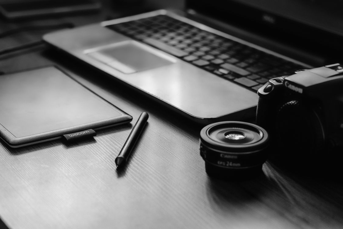 Postazione di lavoro con computer portatile e strumenti per lavorare online