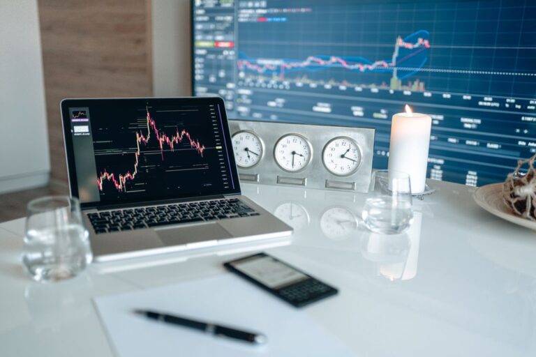 Orologio e grafico di crescita accanto al computer, concetto di tempi di posizionamento su Google