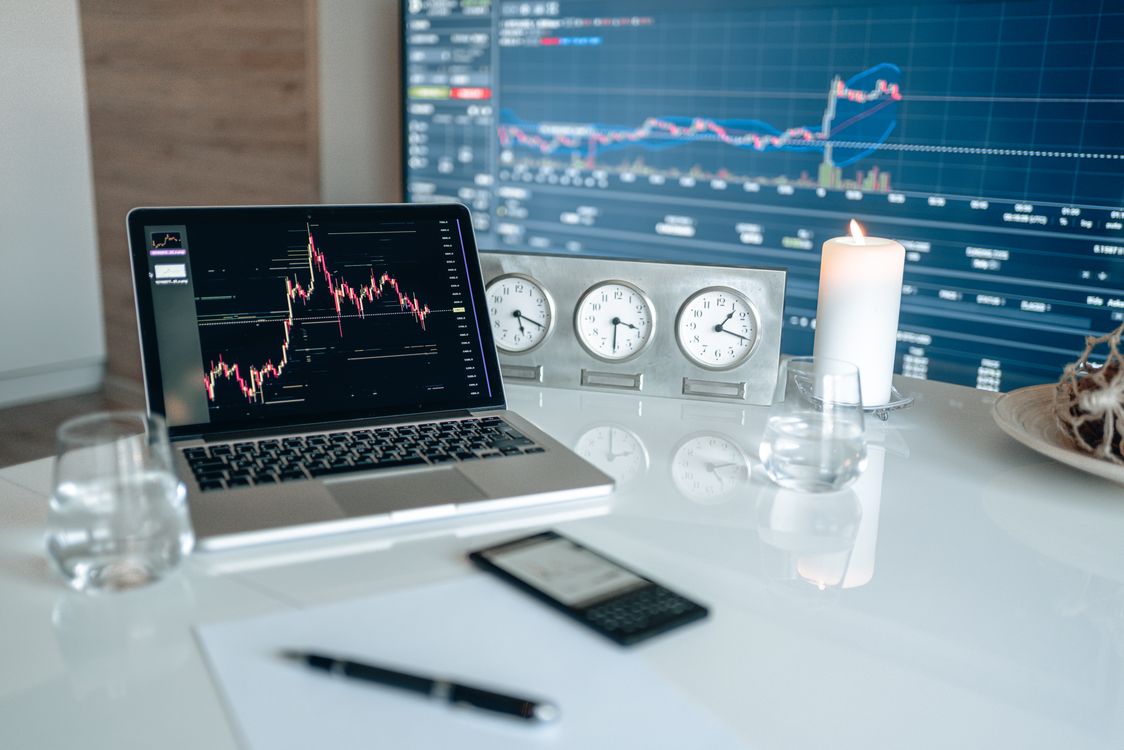 Orologio e grafico di crescita accanto al computer, concetto di tempi di posizionamento su Google