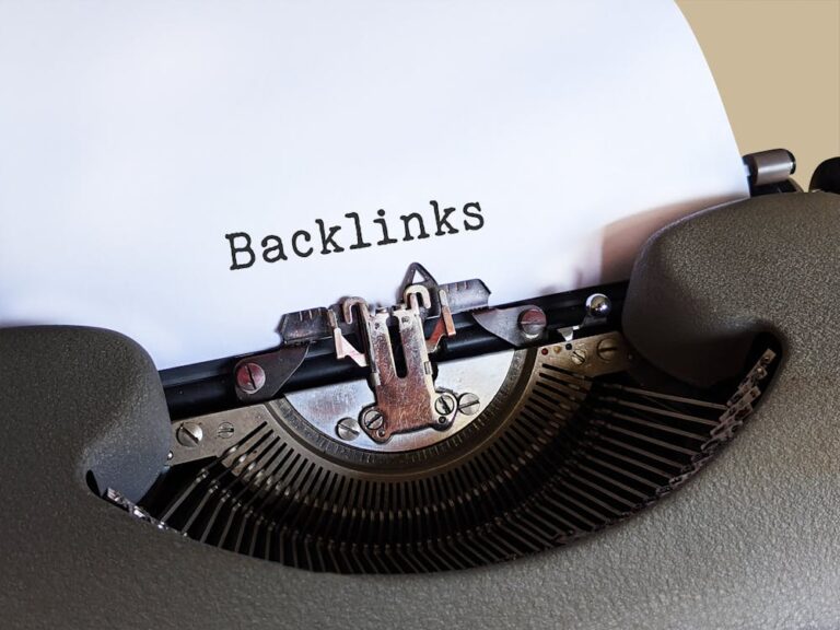 Macchina da scrivere con la parola Backlinks - link building con Rankister