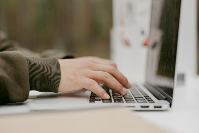 Scrivere un articolo ottimizzato per la SEO al computer