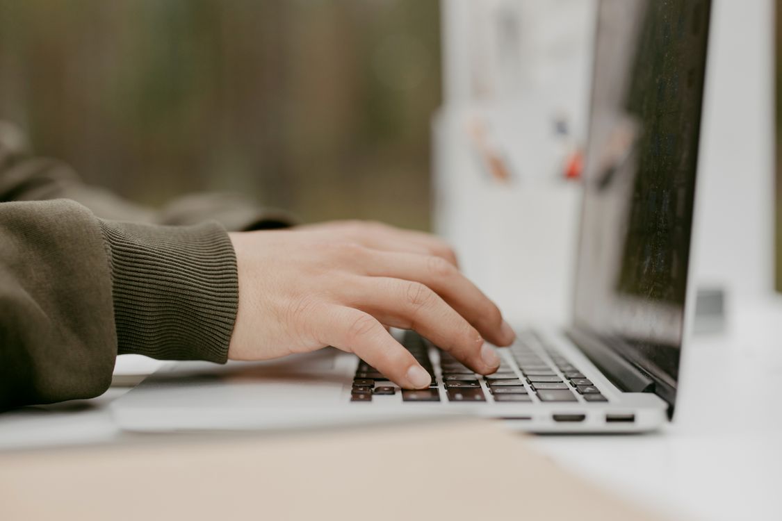 Scrivere un articolo ottimizzato per la SEO al computer
