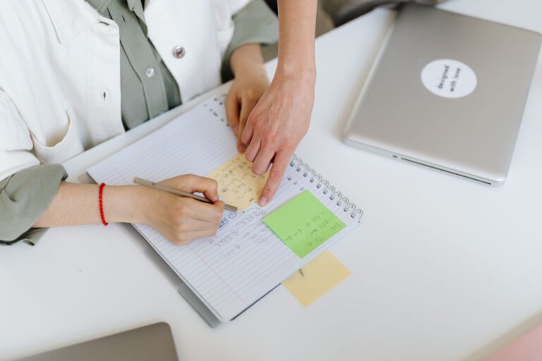Checklist su un quaderno accanto al computer, concetto di SEO on-page