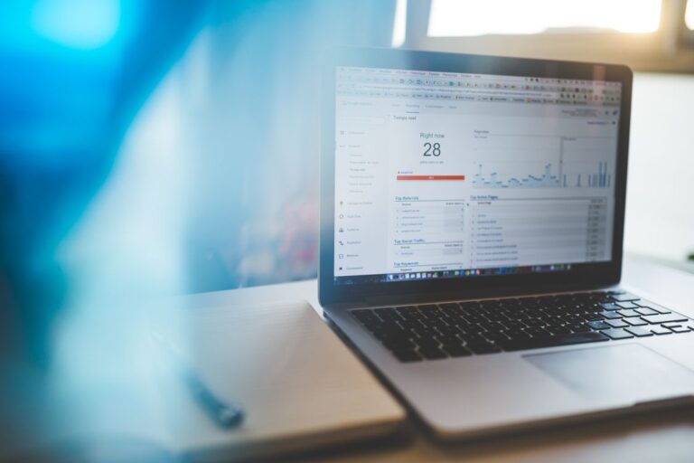 Schermo con dati di analisi di un sito web, concetto di SEO e posizionamento su Google