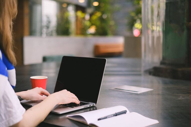 Freelance al lavoro con il portatile, concetto di siti per trovare lavoro freelance