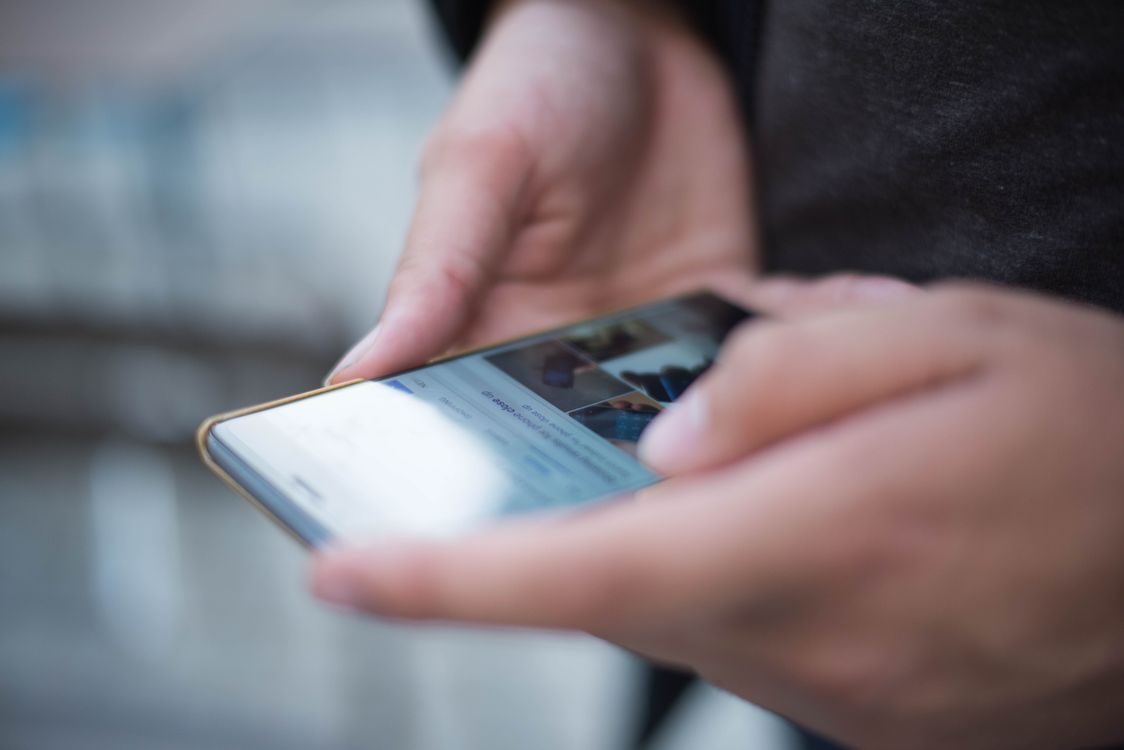 Persona che compila un sondaggio online dallo smartphone